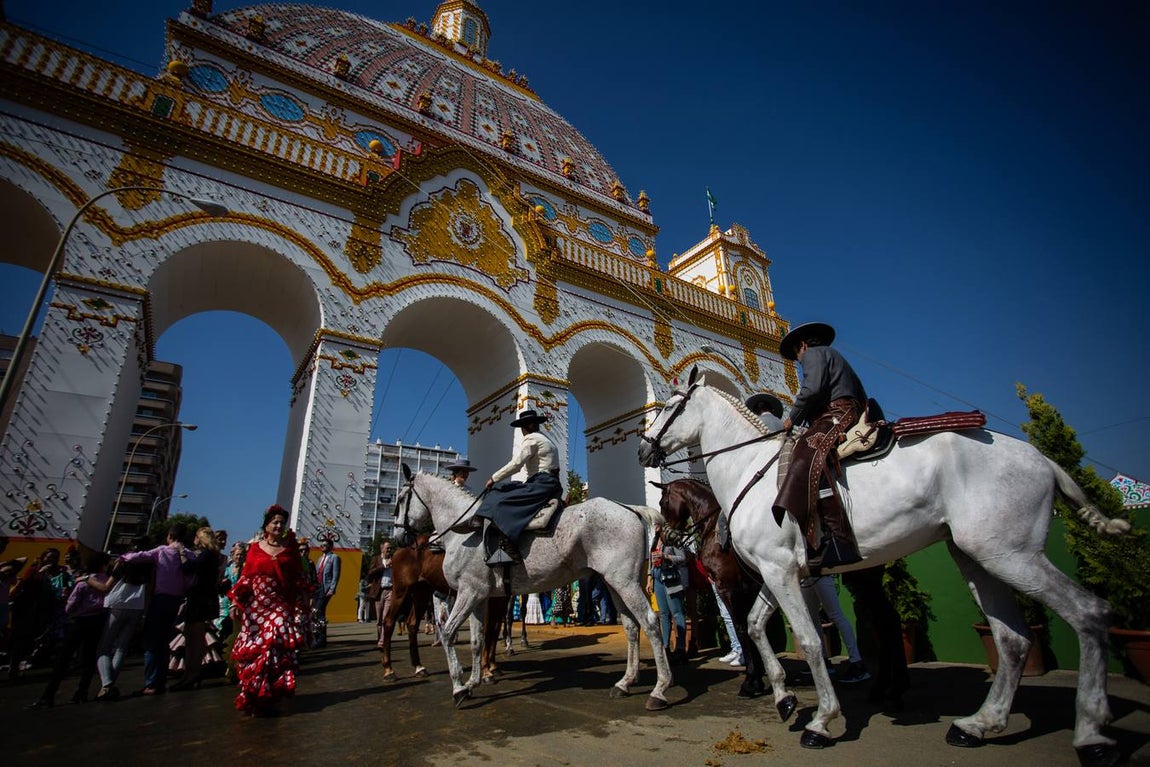 Feria de Sevilla: Vibrante y colorido domingo en el real