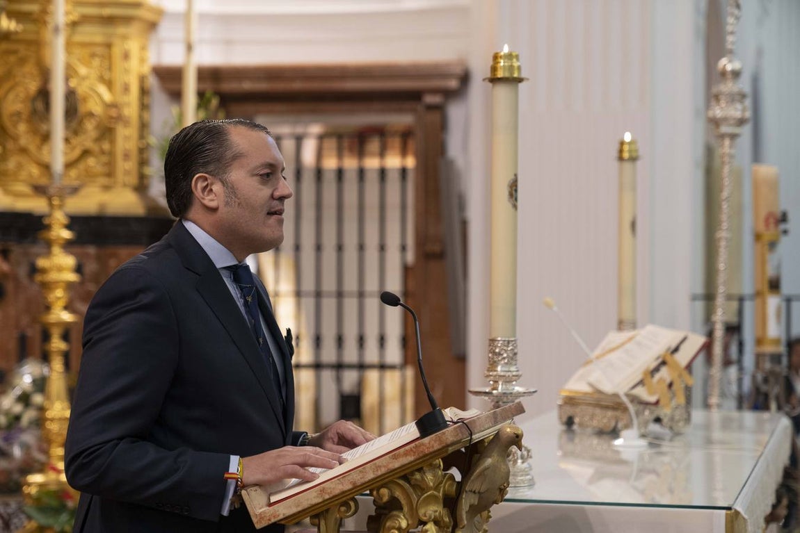 Las imágenes de la bendición del nuevo traje de la Virgen del Rocío