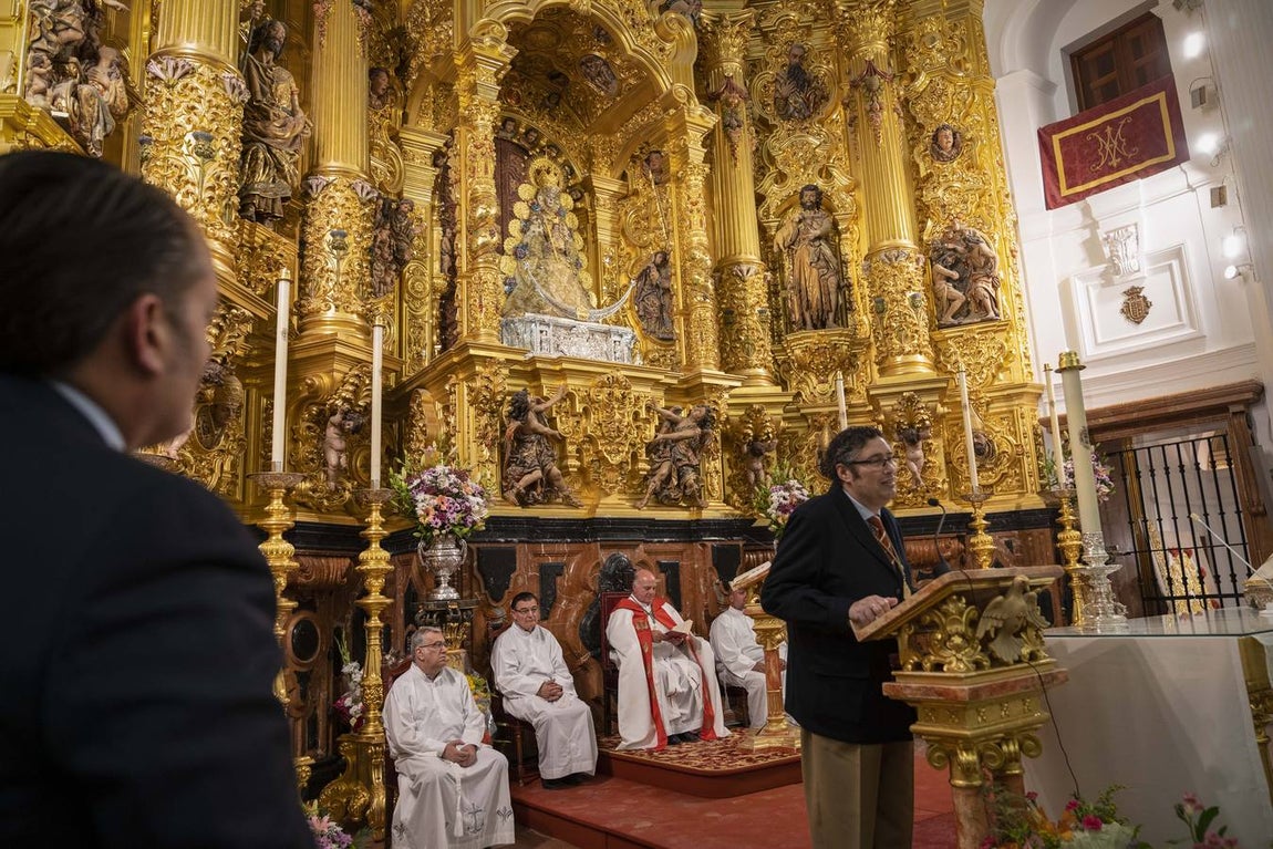 Las imágenes de la bendición del nuevo traje de la Virgen del Rocío