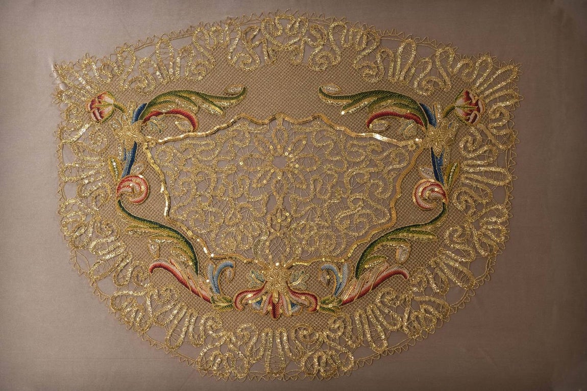 Las imágenes de la bendición del nuevo traje de la Virgen del Rocío