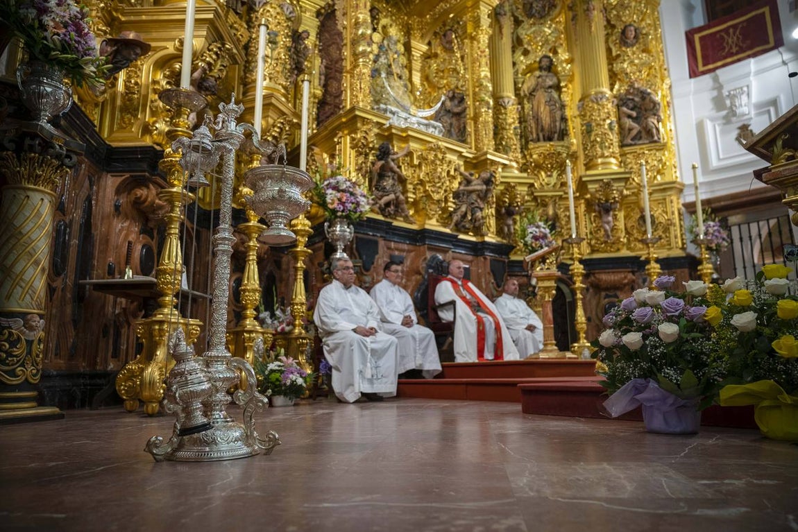 Las imágenes de la bendición del nuevo traje de la Virgen del Rocío