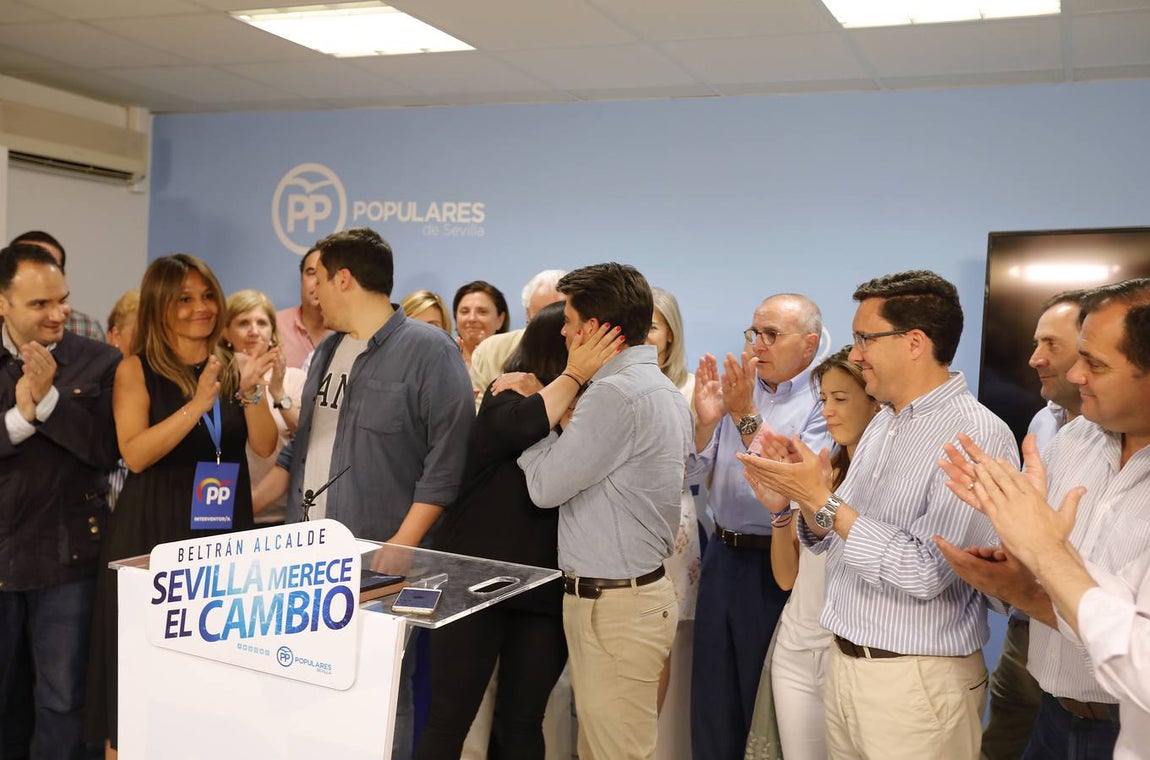 Rostros serios en la sede del PP en Sevilla