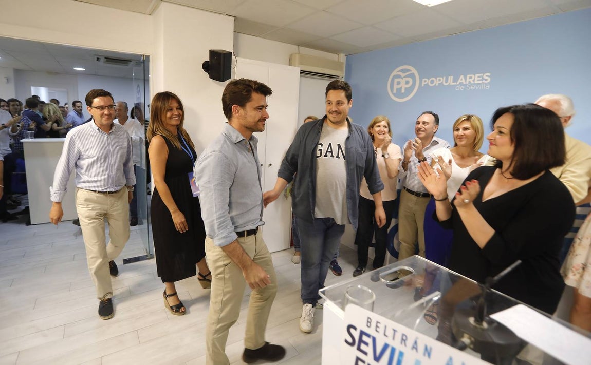 Rostros serios en la sede del PP en Sevilla