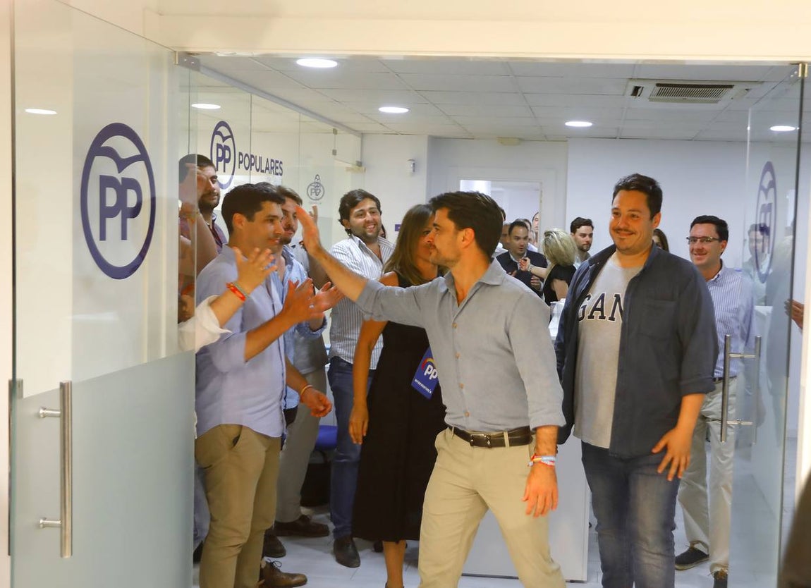 Rostros serios en la sede del PP en Sevilla