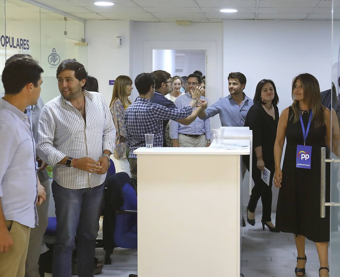 Rostros serios en la sede del PP en Sevilla
