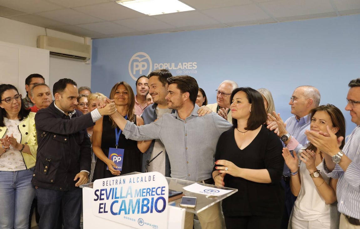 Rostros serios en la sede del PP en Sevilla