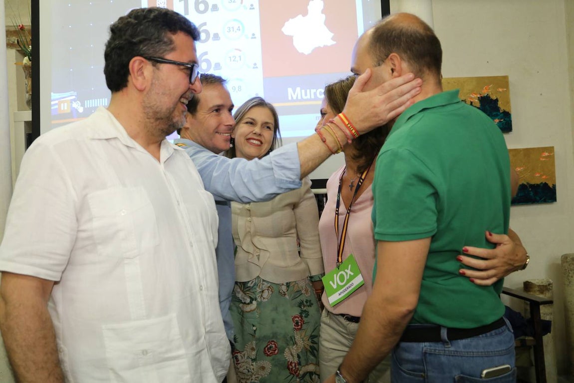 Así vive la noche electoral Vox en Sevilla