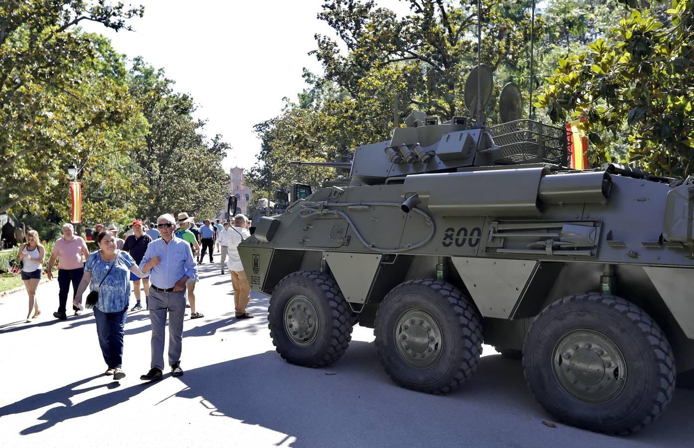 Exposición militar en el Parque de María Luisa