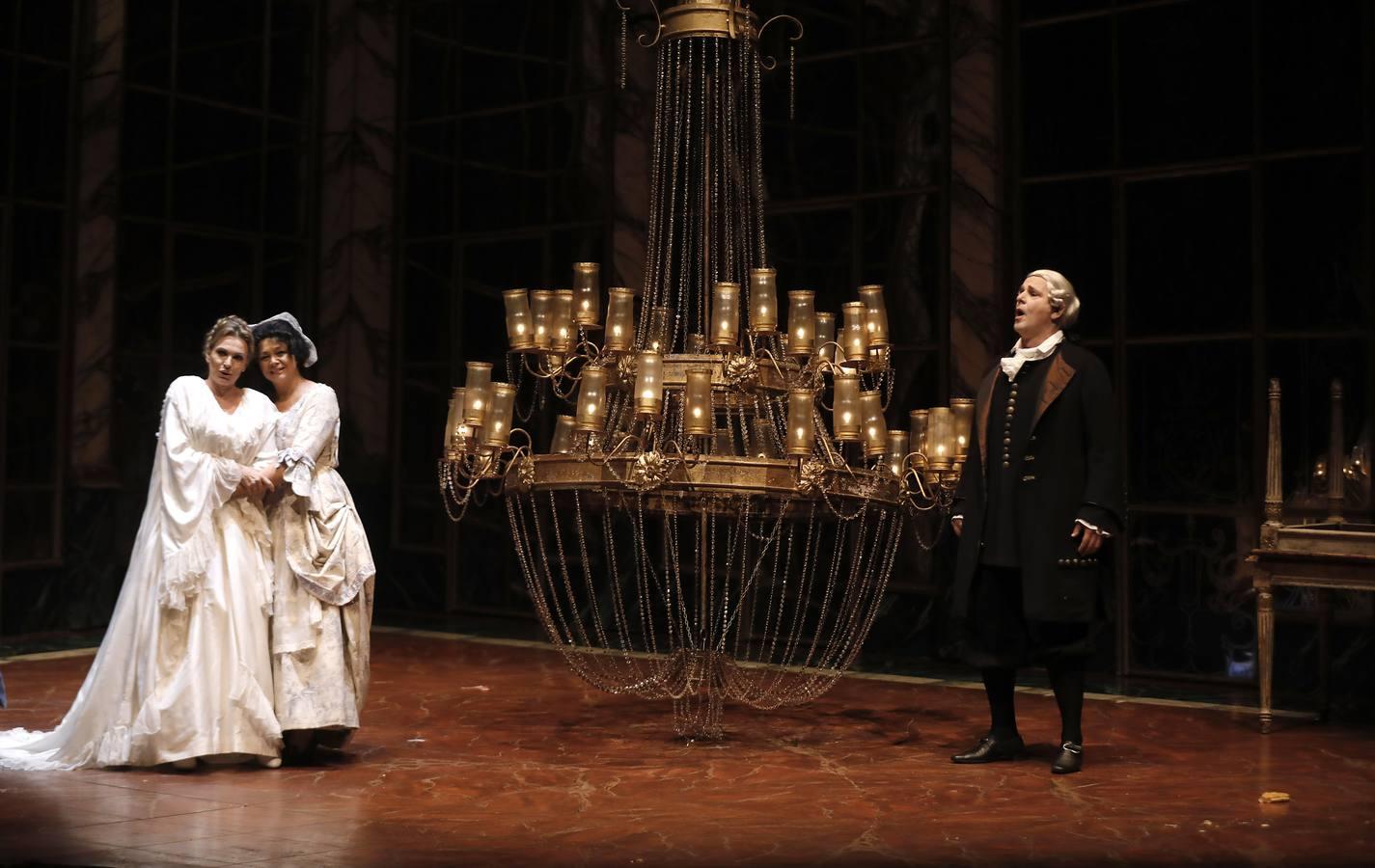 En imágenes, la ópera «Andrea Chénier», un amor trágico en el Teatro de la Maestranza