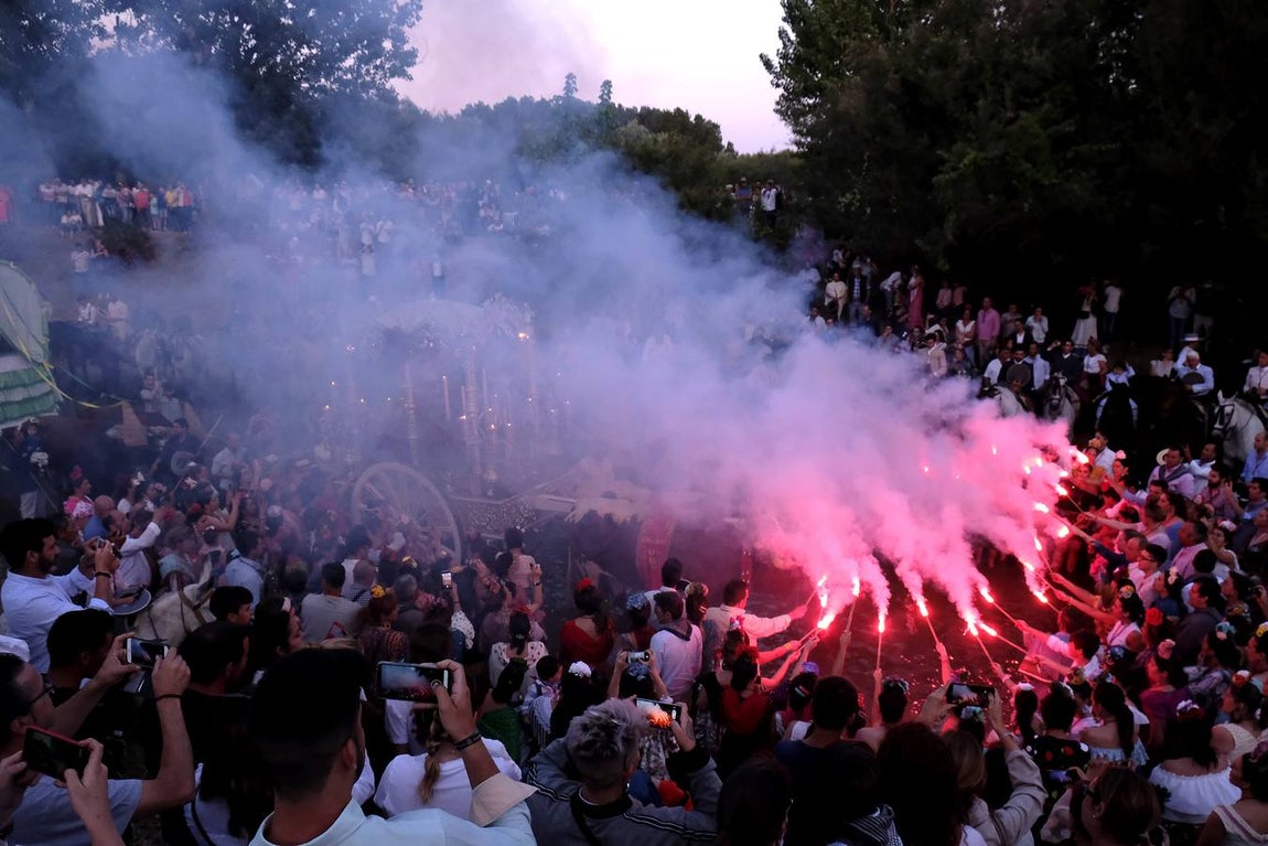 La Hermandad del Rocío de Aznalcázar cruza el Quema a la luz de las antorchas