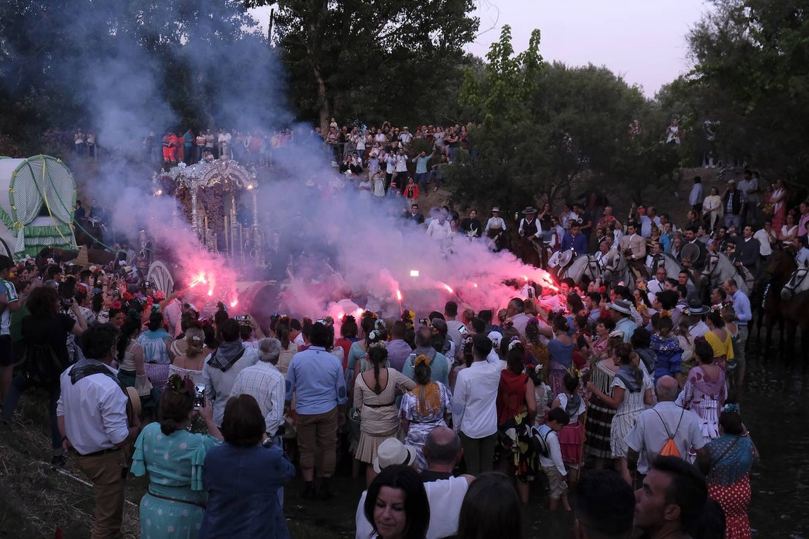 La Hermandad del Rocío de Aznalcázar cruza el Quema a la luz de las antorchas