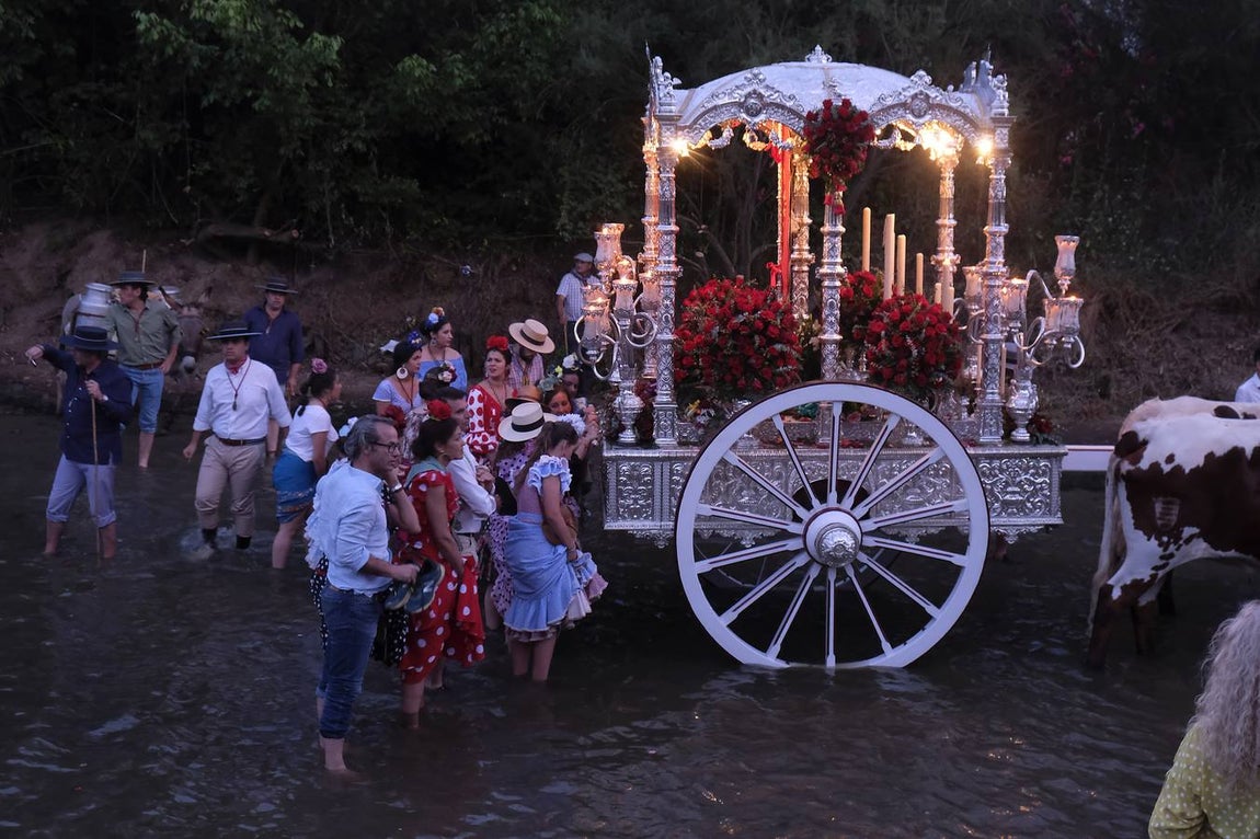 La Hermandad del Rocío de Aznalcázar cruza el Quema a la luz de las antorchas