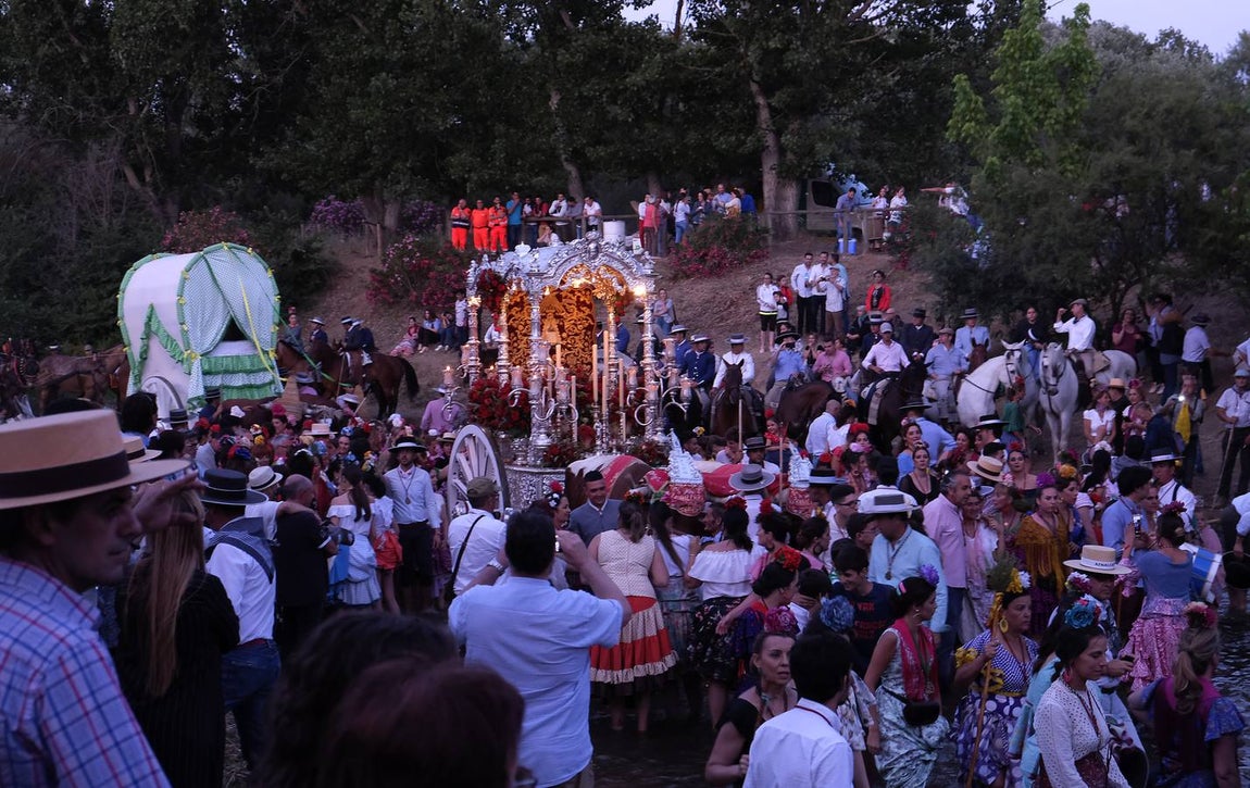 La Hermandad del Rocío de Aznalcázar cruza el Quema a la luz de las antorchas