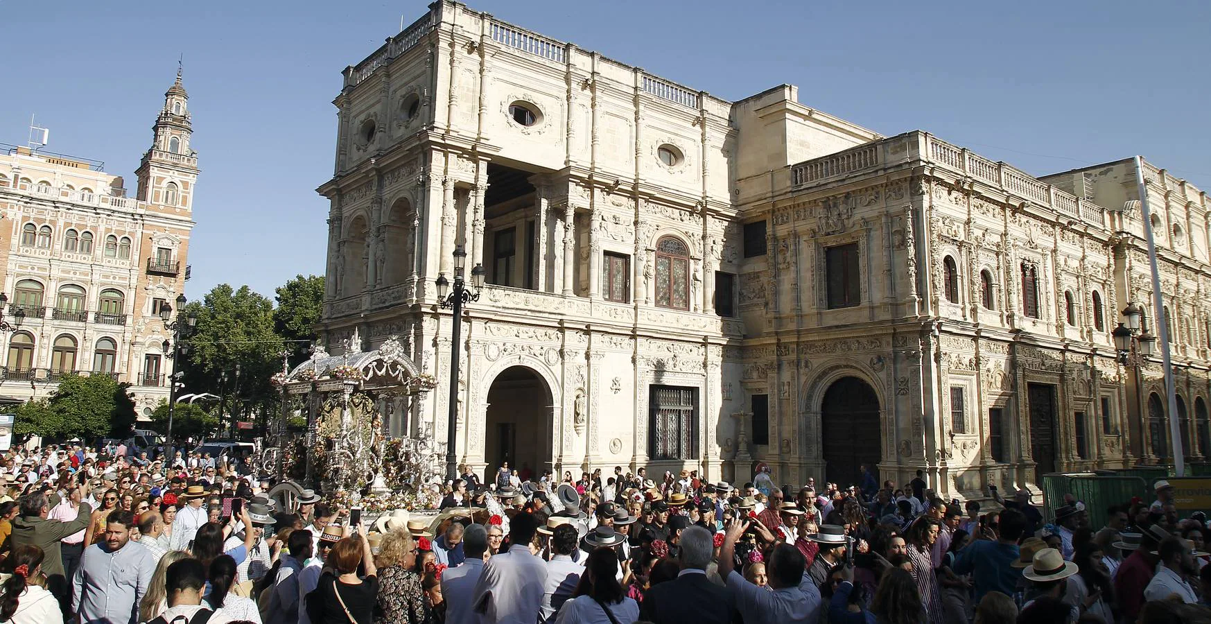En imágenes, la salida de la hermandad del Rocío de Sevilla
