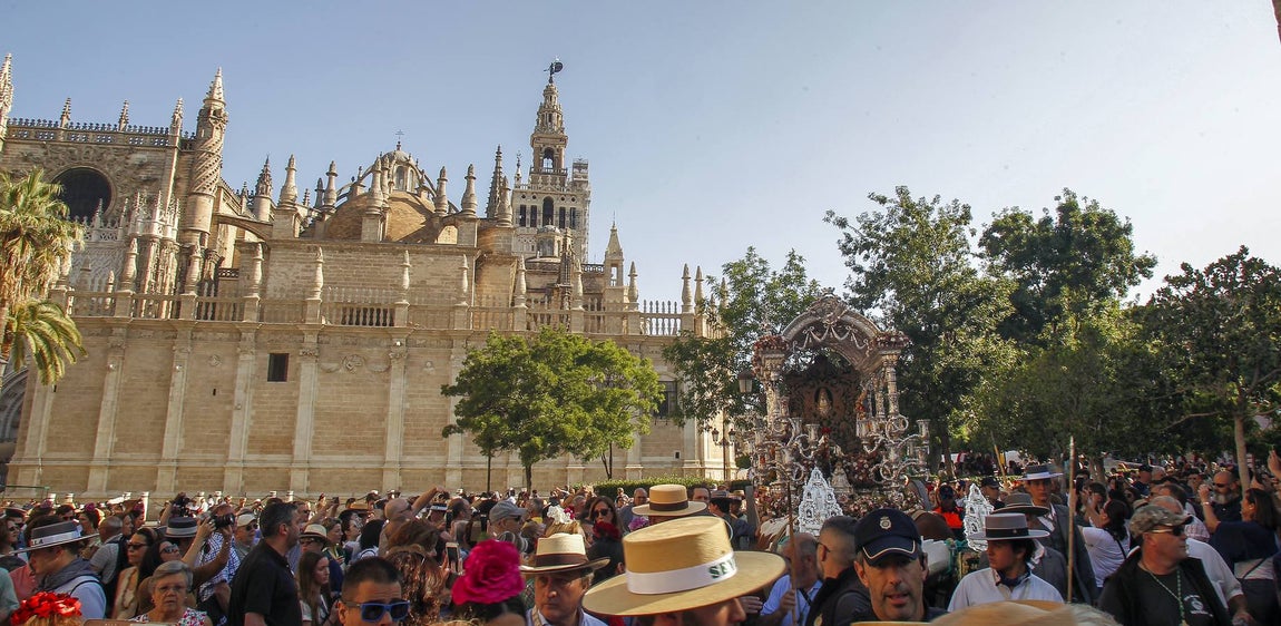 En imágenes, la salida de la hermandad del Rocío de Sevilla