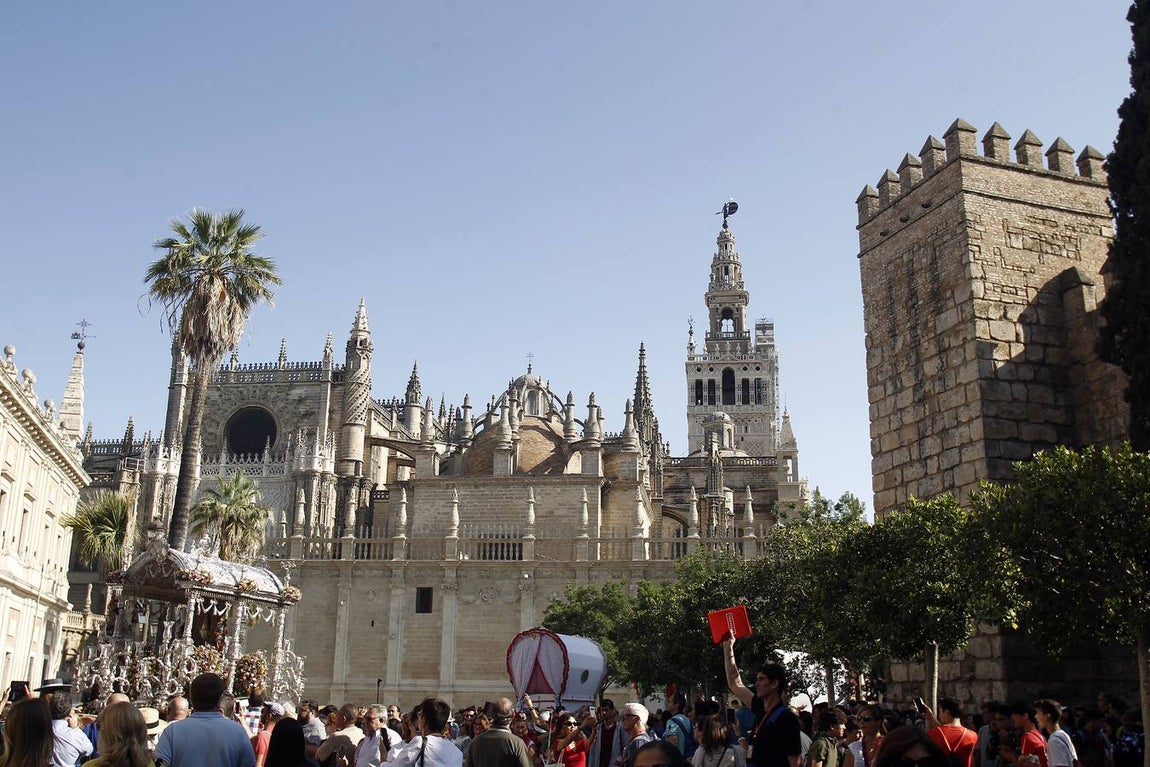 En imágenes, la salida de la hermandad del Rocío de Sevilla