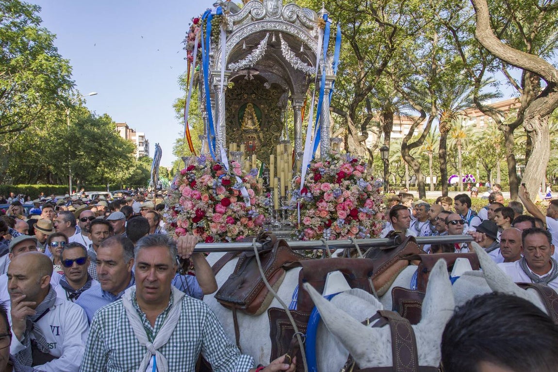 Multitudinaria salida de la hermandad del Rocío de Huelva