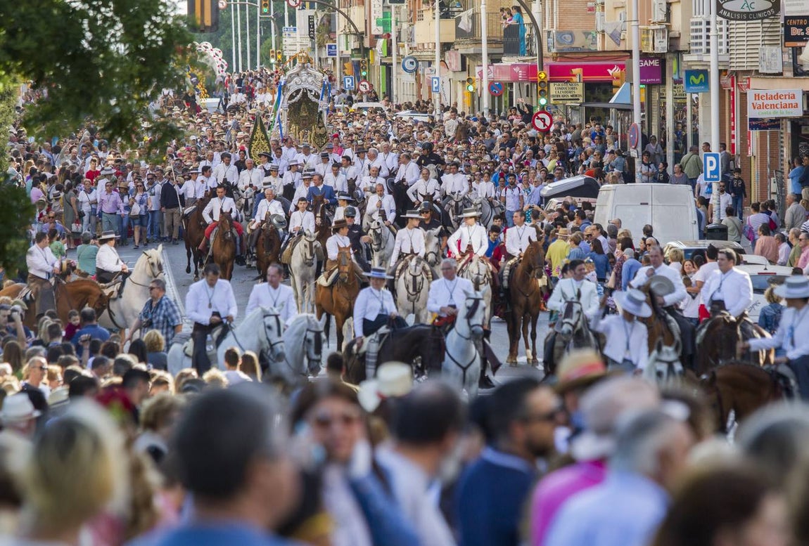 Multitudinaria salida de la hermandad del Rocío de Huelva