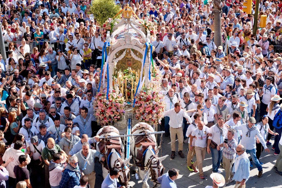 Multitudinaria salida de la hermandad del Rocío de Huelva