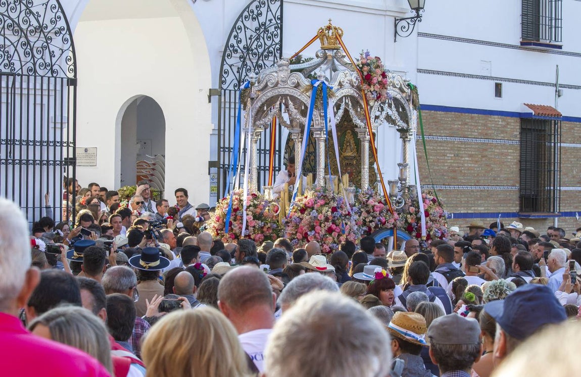 Multitudinaria salida de la hermandad del Rocío de Huelva