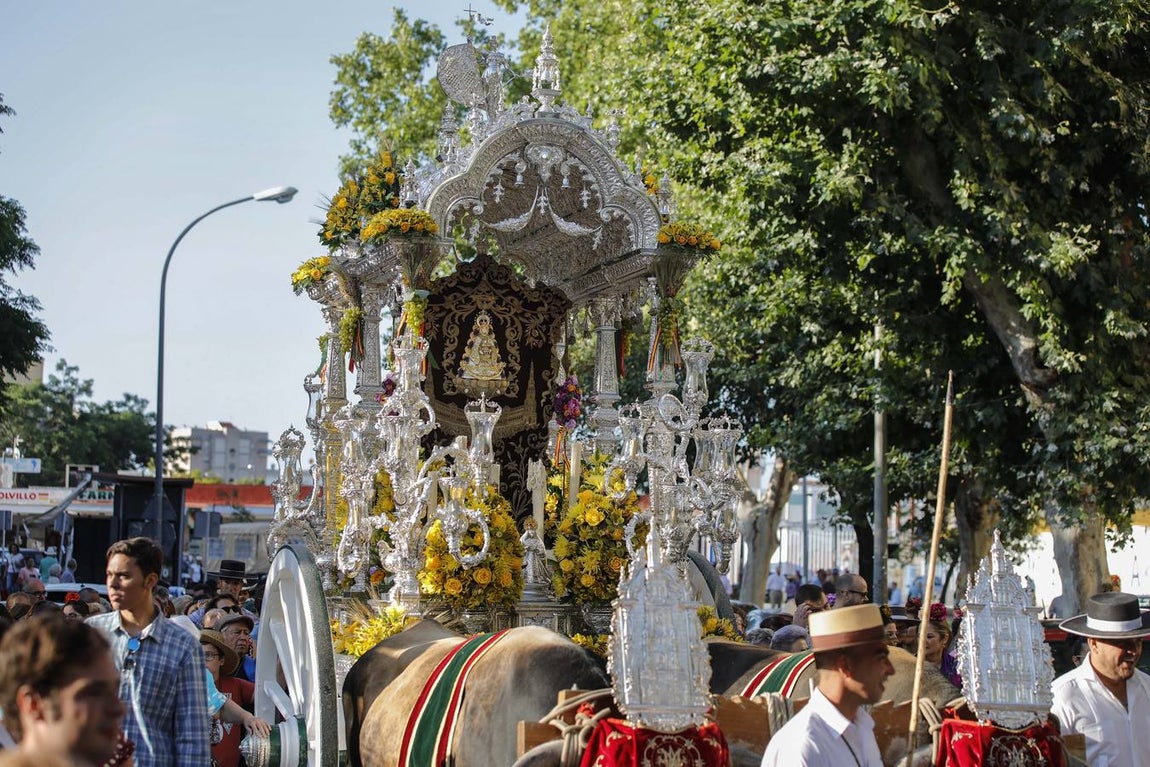 En imágenes, la salida de la hermandad del Rocío de Sevilla Sur