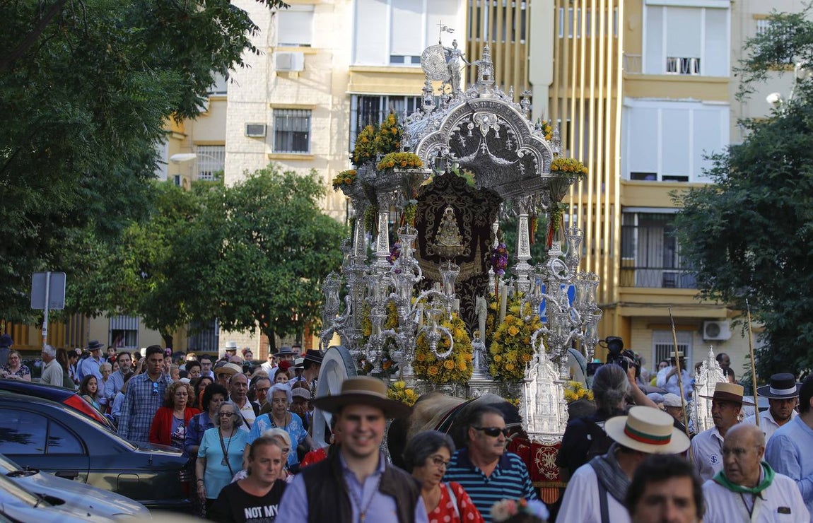En imágenes, la salida de la hermandad del Rocío de Sevilla Sur