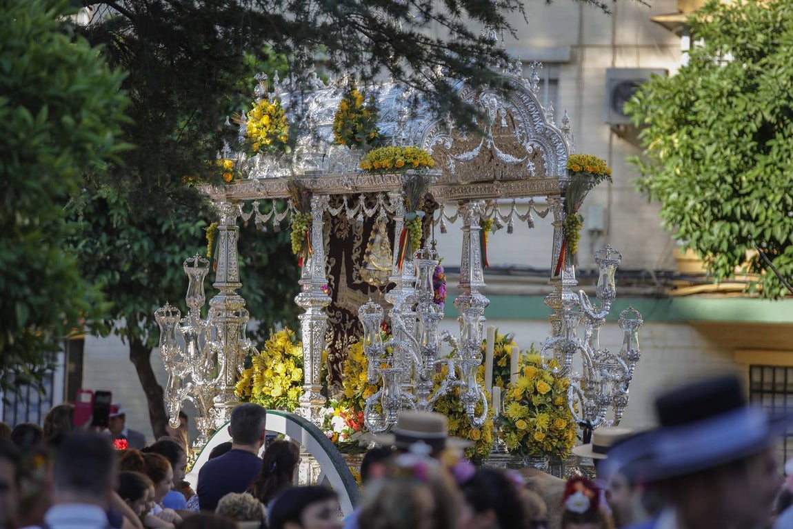 En imágenes, la salida de la hermandad del Rocío de Sevilla Sur