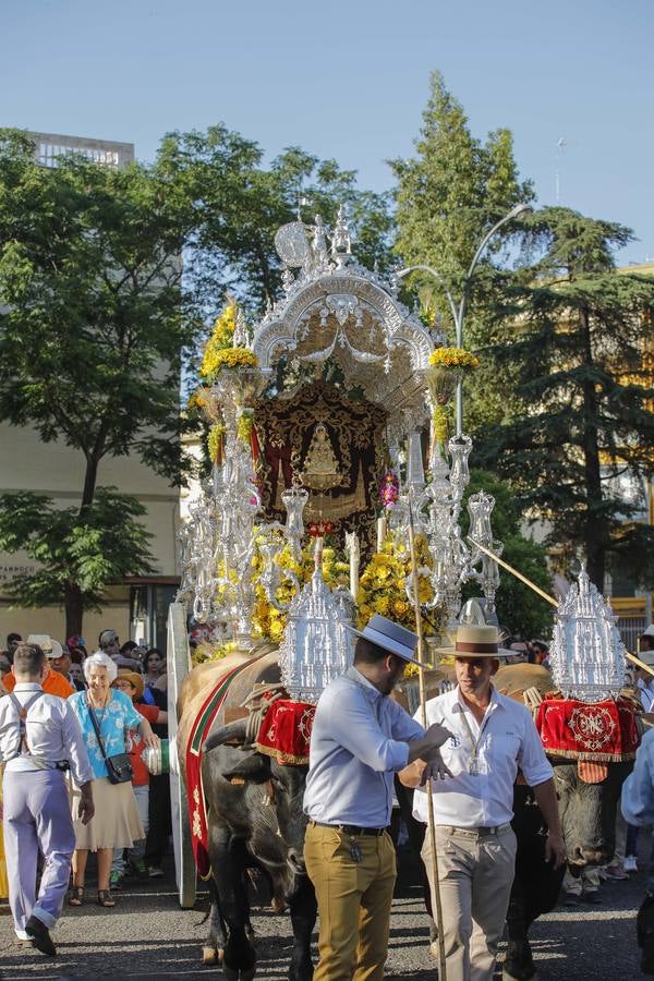 En imágenes, la salida de la hermandad del Rocío de Sevilla Sur