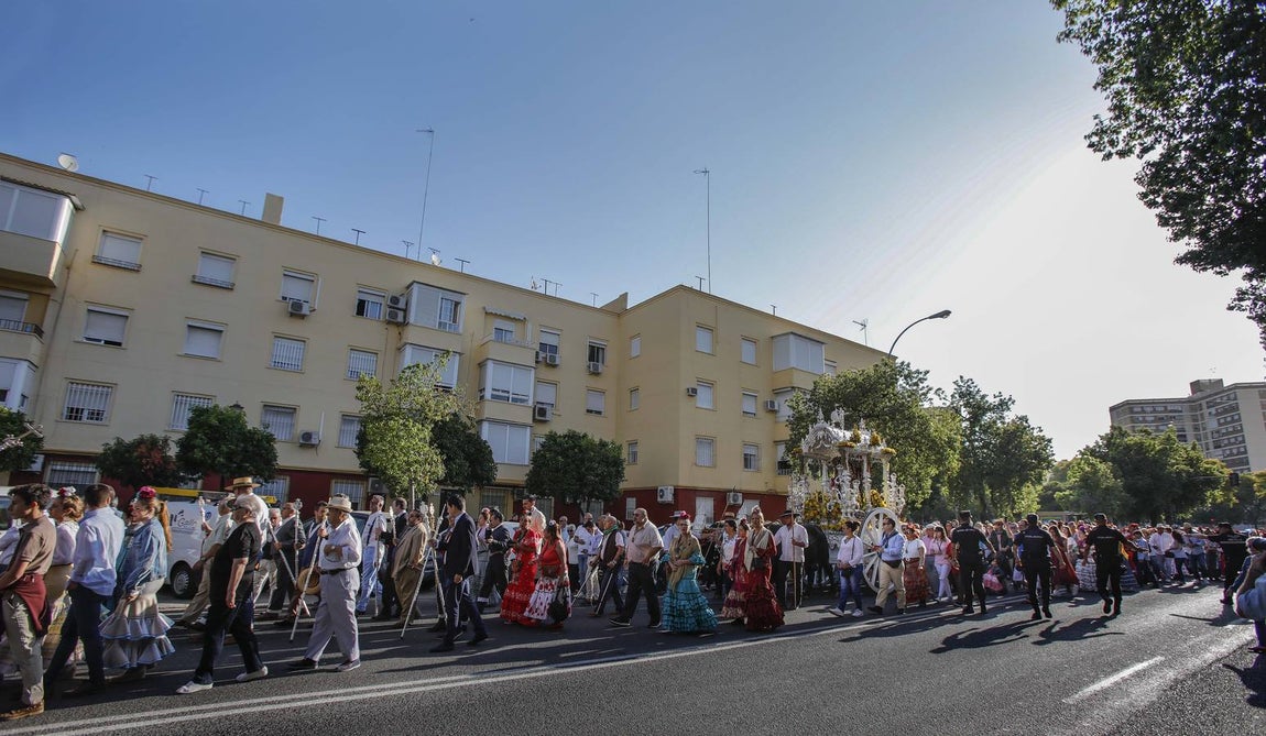 En imágenes, la salida de la hermandad del Rocío de Sevilla Sur