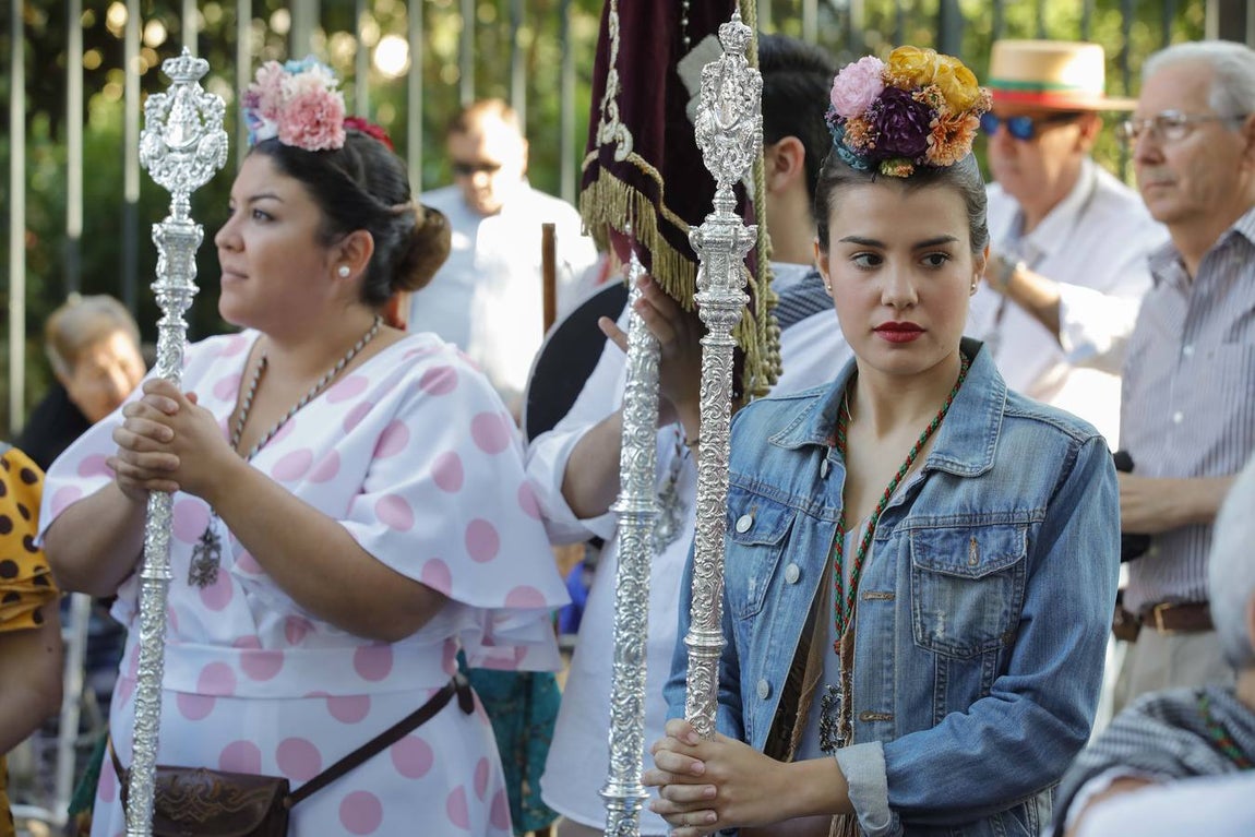 En imágenes, la salida de la hermandad del Rocío de Sevilla Sur