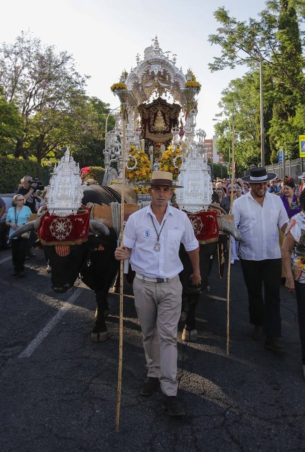 En imágenes, la salida de la hermandad del Rocío de Sevilla Sur