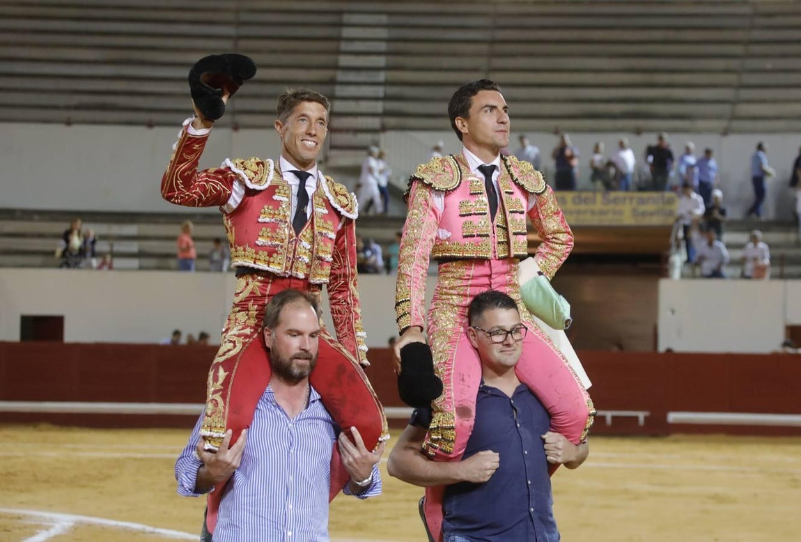 Manuel Escribano y Octavio Chacón, saliendo a hombros de la plaza de Utrera