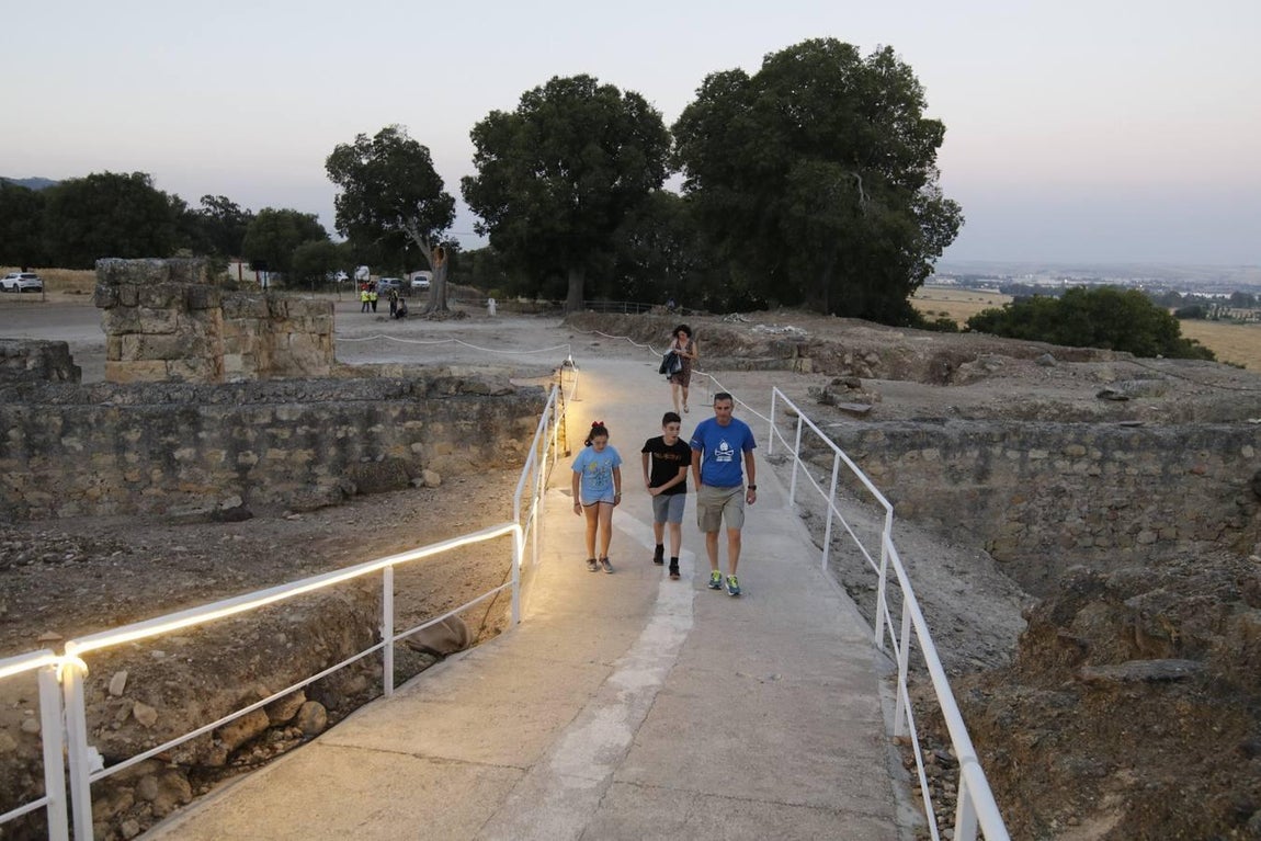 El espectáculo nocturno de Medina Azahara, en imágenes