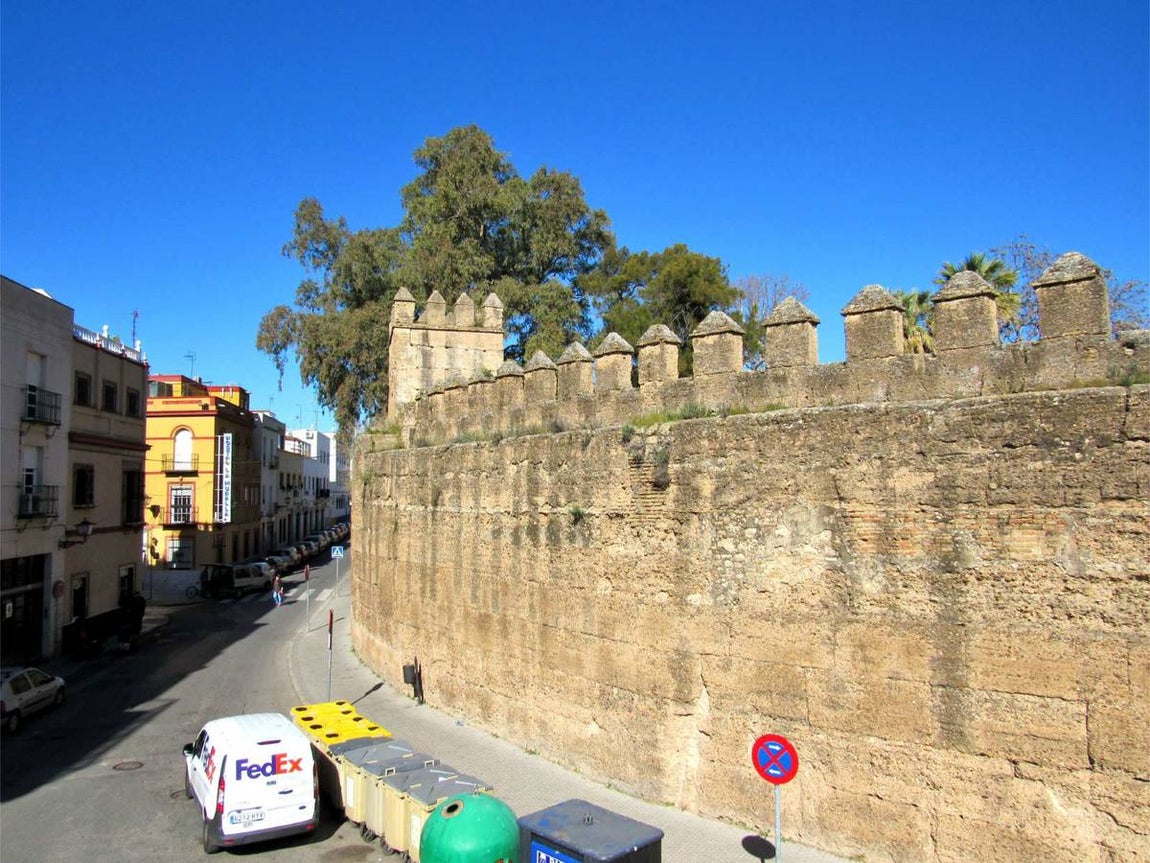 En imágenes, el proyecto de restauración de la muralla de la Macarena y su situación actual