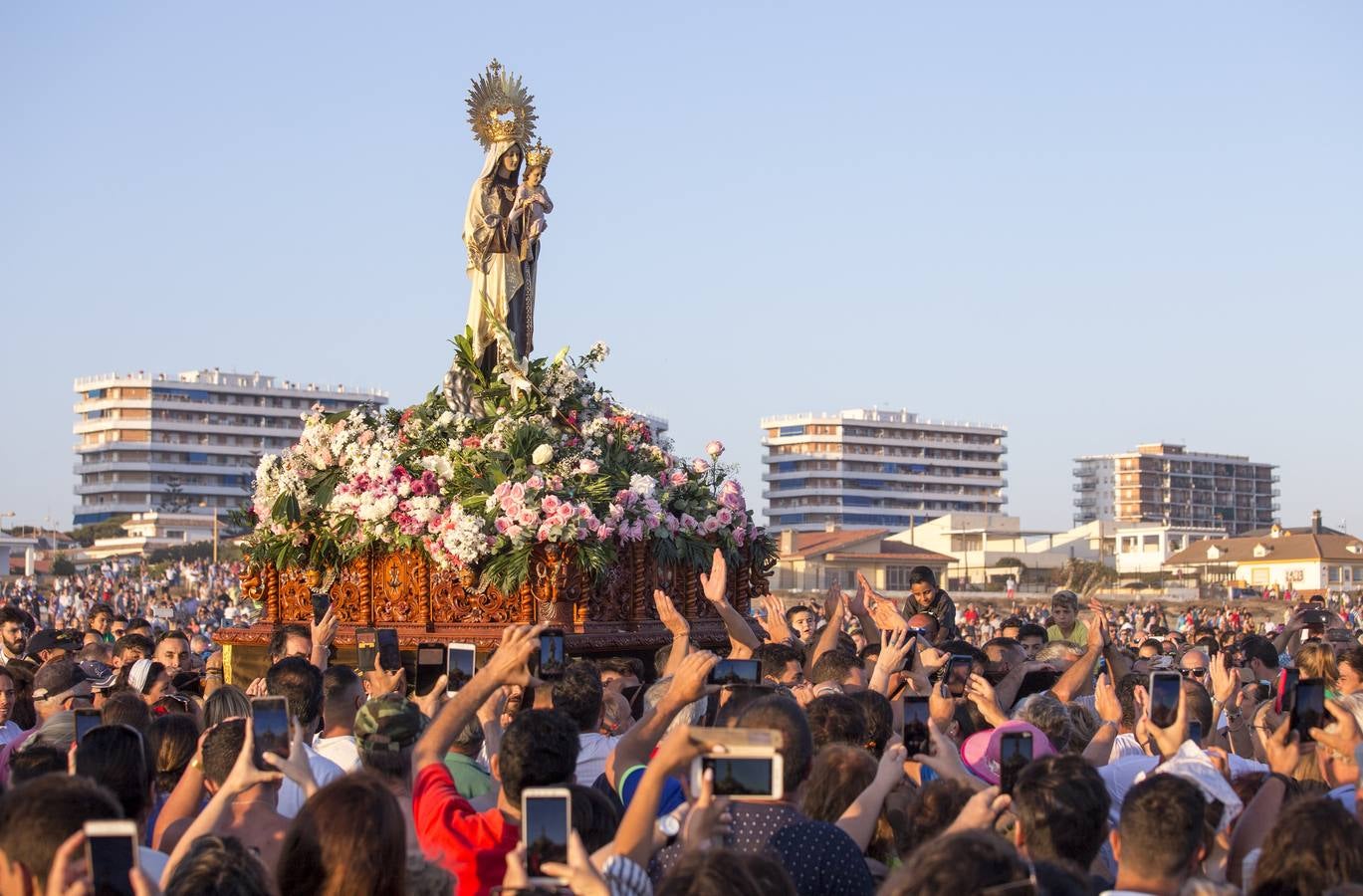 Multitudinaria procesión de la Virgen del Carmen en Punta Umbría