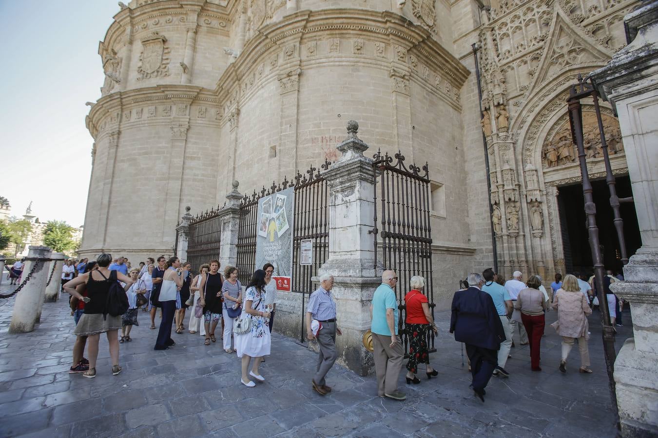 Colas en la Catedral para el besamanos de la Virgen de los Reyes