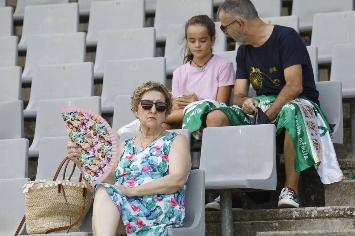 El ambiente en la grada del Córdoba CF-Murcia, en imágenes