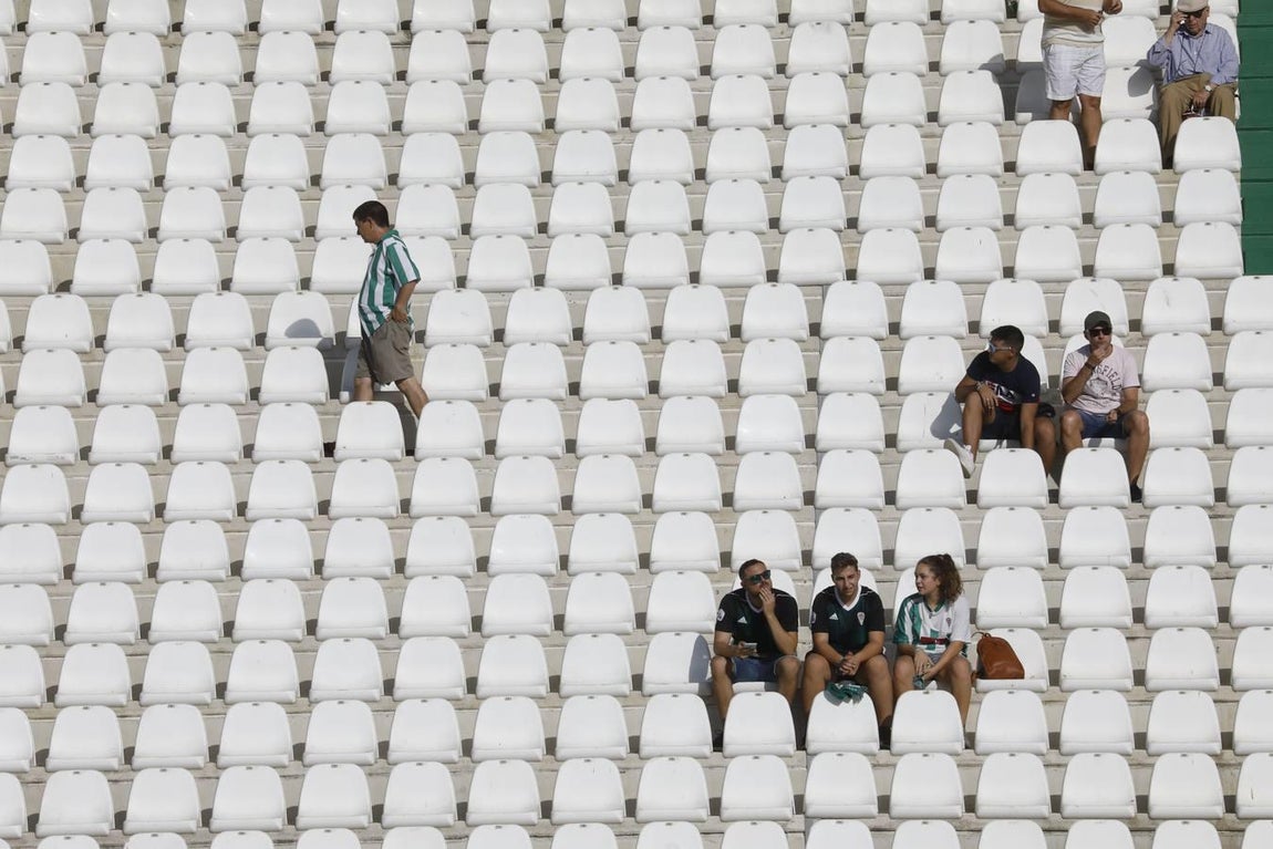El ambiente en la grada del Córdoba CF-Murcia, en imágenes