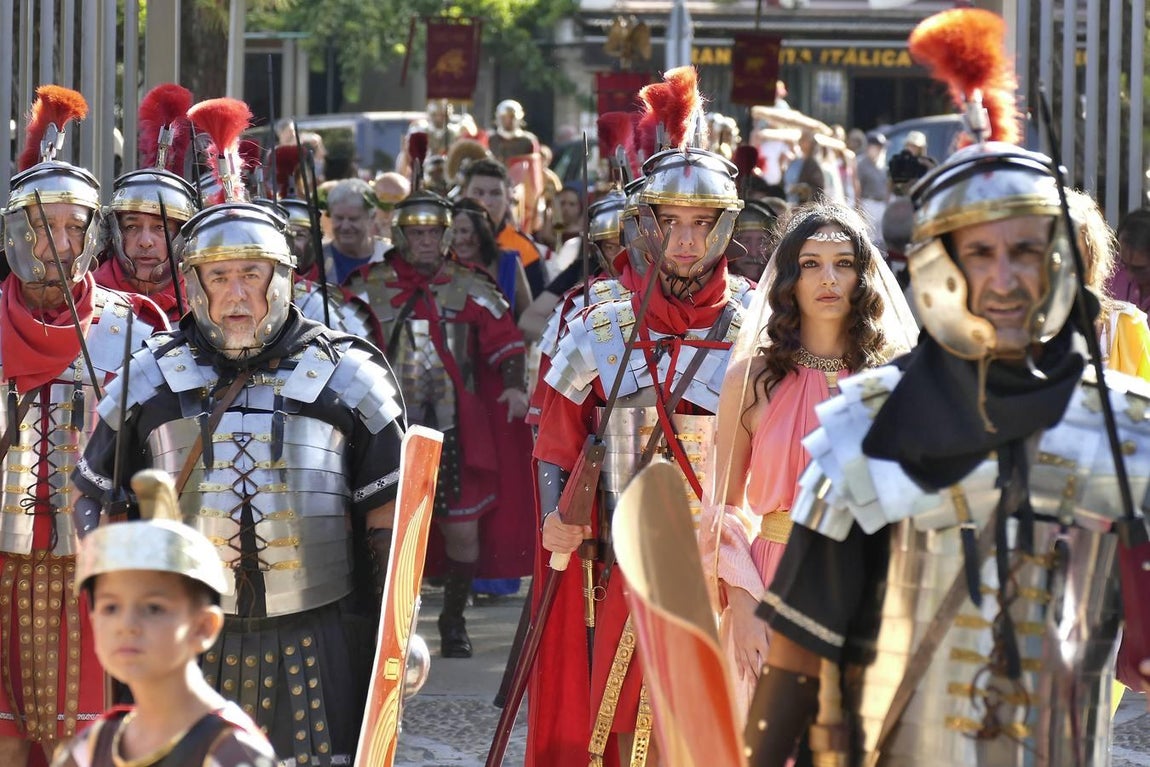 En imágenes, desfile de legionarios por el II Día de la Romanidad en Itálica