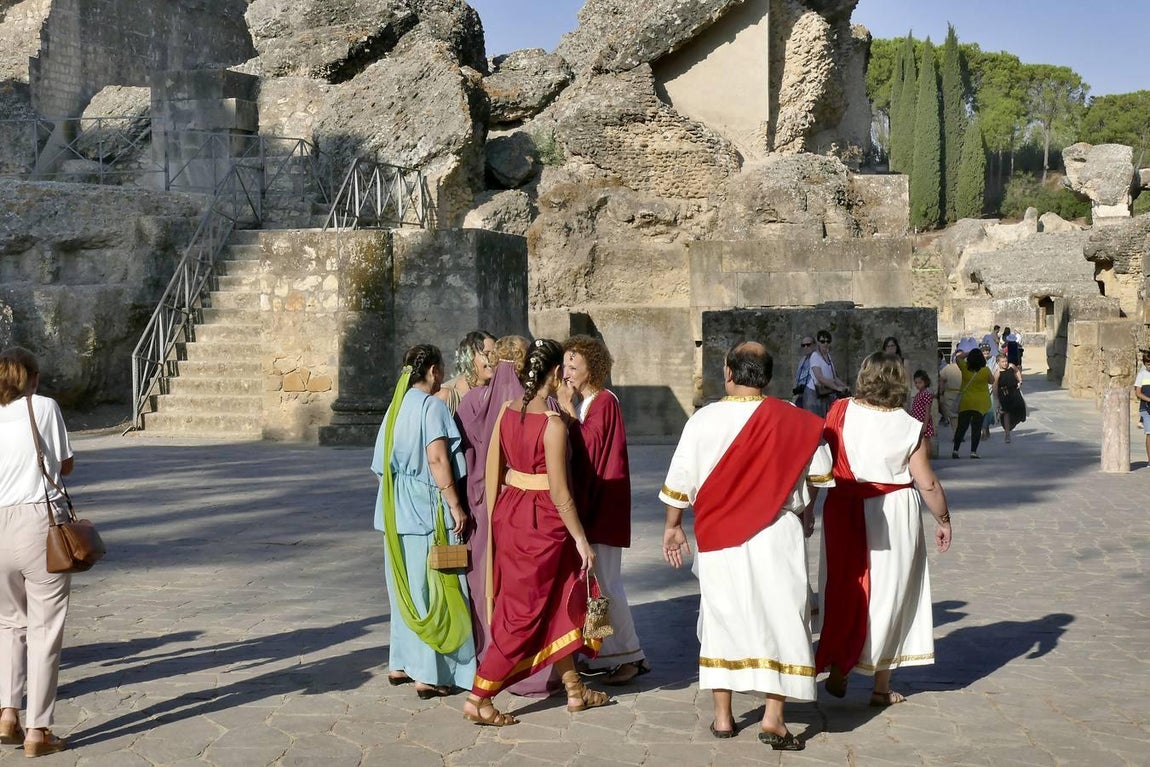 En imágenes, desfile de legionarios por el II Día de la Romanidad en Itálica