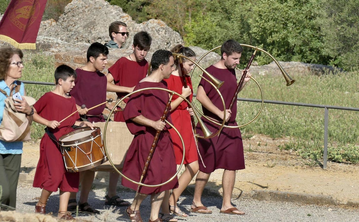 En imágenes, desfile de legionarios por el II Día de la Romanidad en Itálica