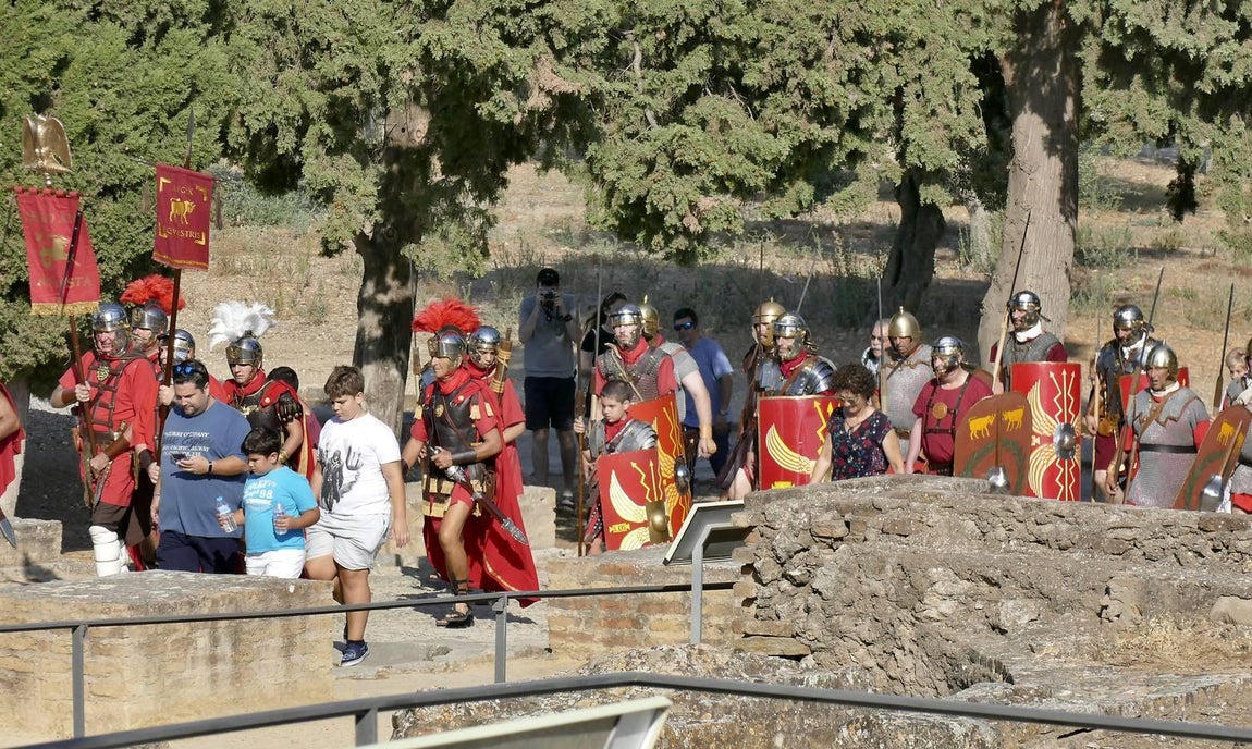 En imágenes, desfile de legionarios por el II Día de la Romanidad en Itálica