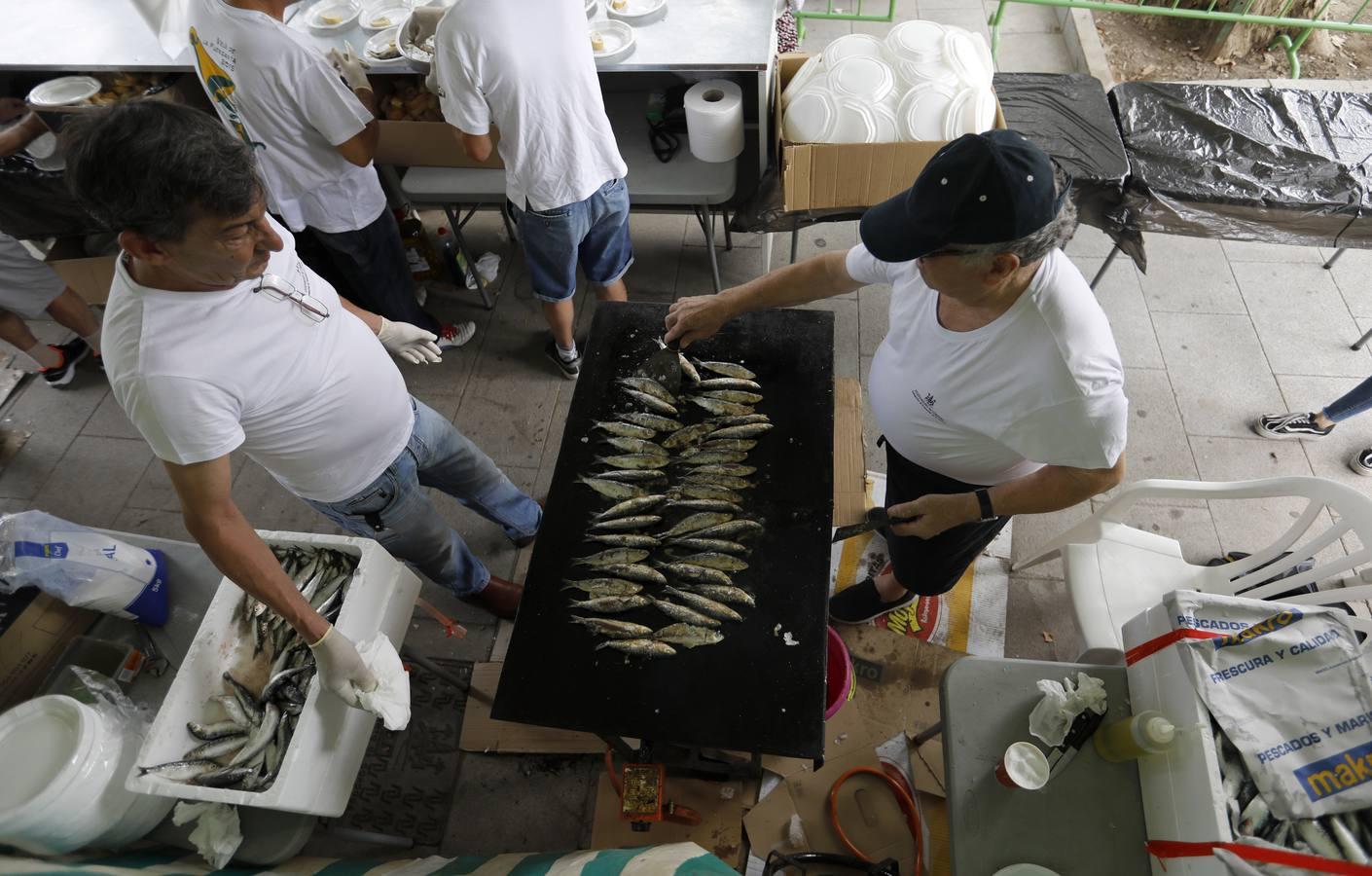 La tradicional «sardiná» de la Velá de la Fuensanta, en imágenes