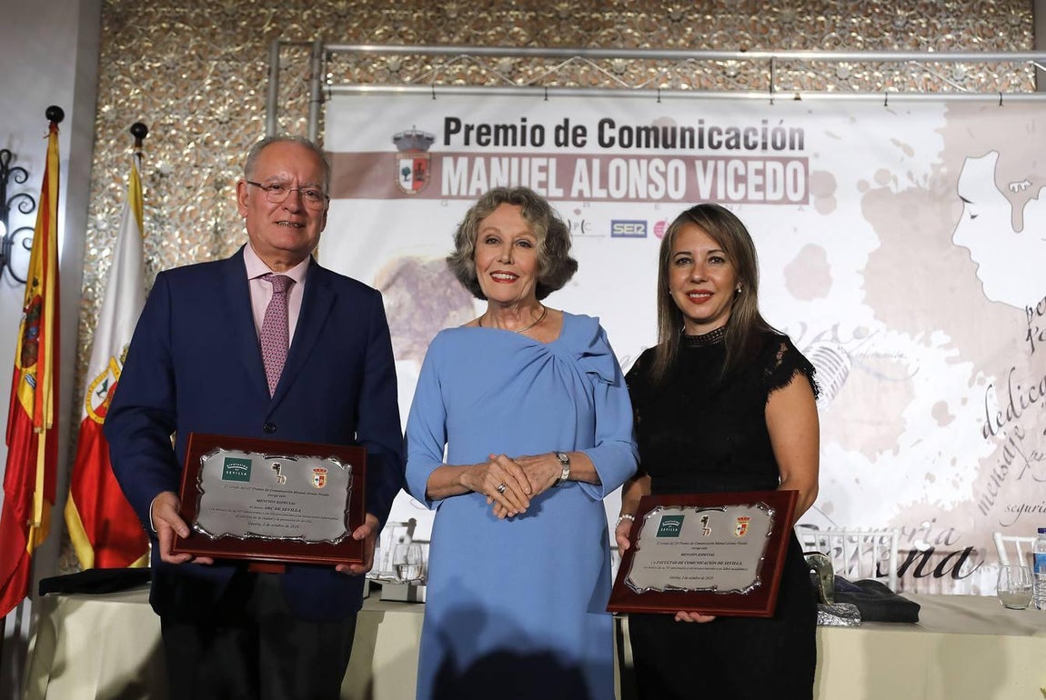 Álvaro Ybarra Pacheco, director de ABC de Sevilla; Rosa María Mateo; y María del Mar Ramírez, decana de la facultad de Comunicación