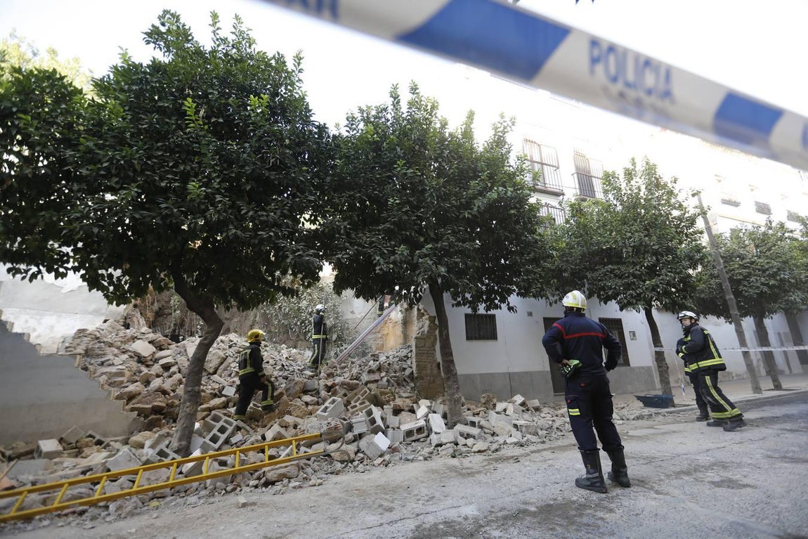 El derrumbe de un muro en la calle San Fernando de Córdoba, en imágenes