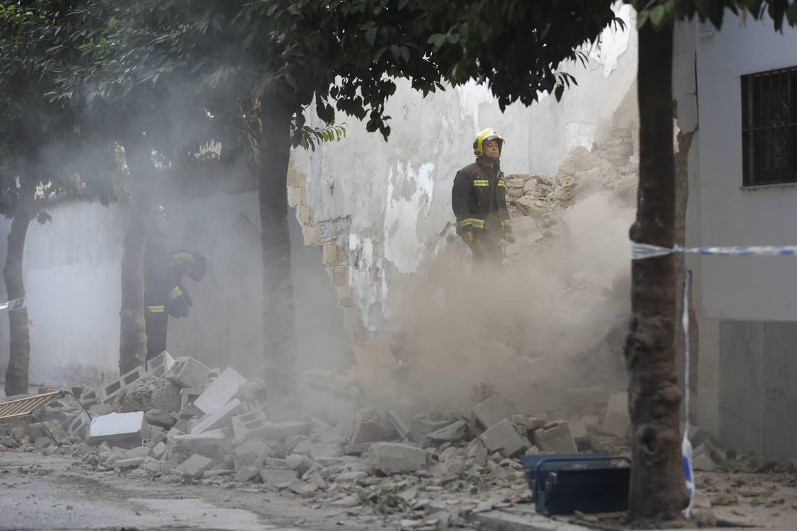 El derrumbe de un muro en la calle San Fernando de Córdoba, en imágenes