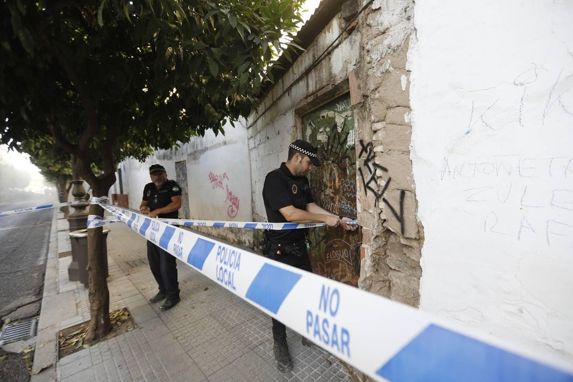 El derrumbe de un muro en la calle San Fernando de Córdoba, en imágenes
