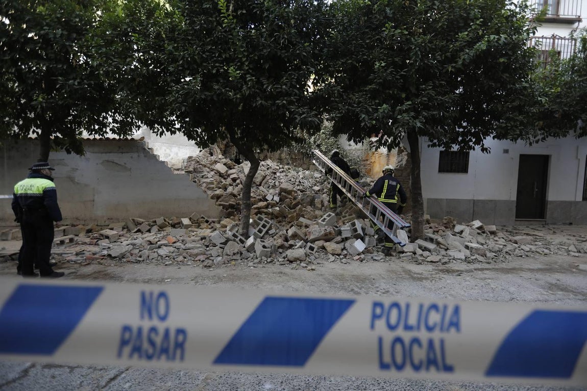 El derrumbe de un muro en la calle San Fernando de Córdoba, en imágenes