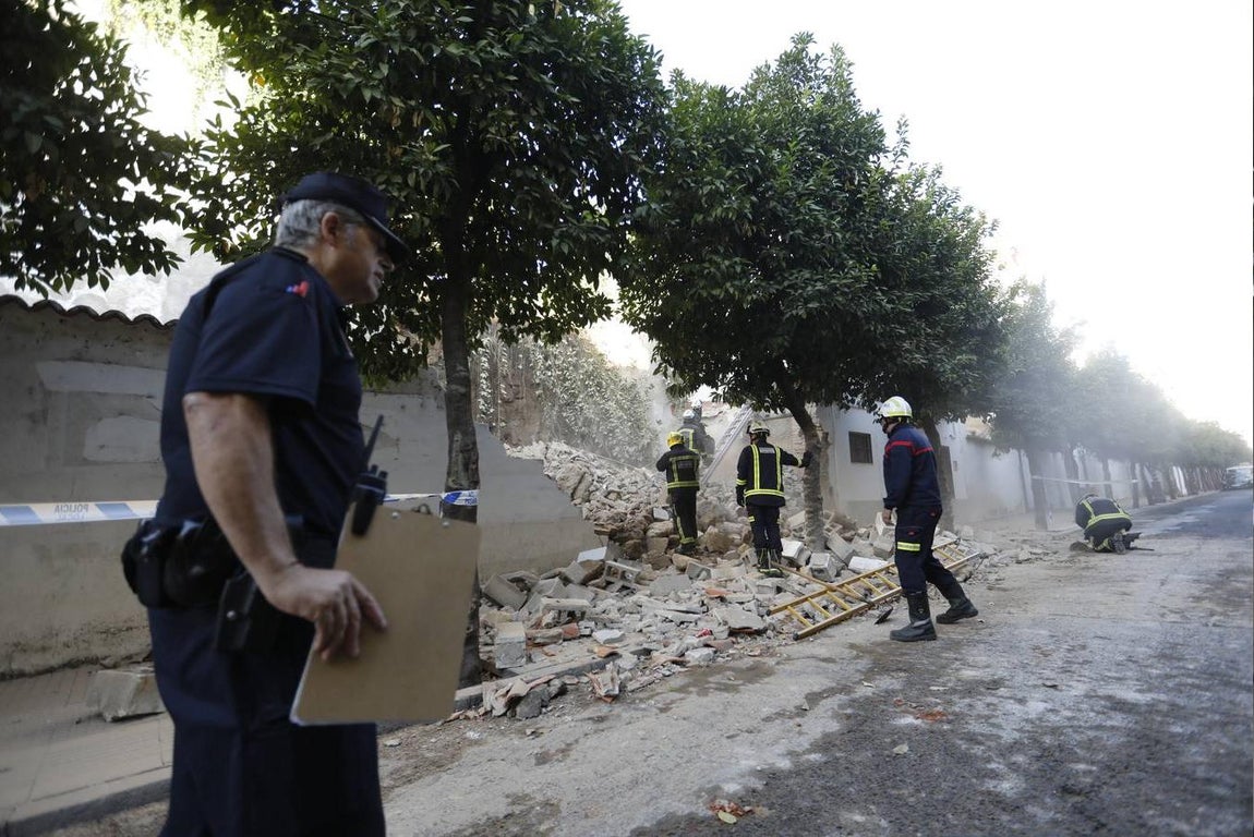 El derrumbe de un muro en la calle San Fernando de Córdoba, en imágenes