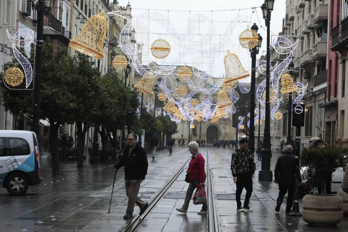 En imágenes, la prueba de iluminación navideña en la avenida de la Constitución de Sevilla